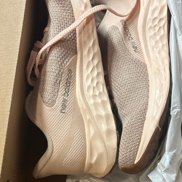 New Balance Women's fresh foam Sneakers new in box size 9 - Picture 5 of 5